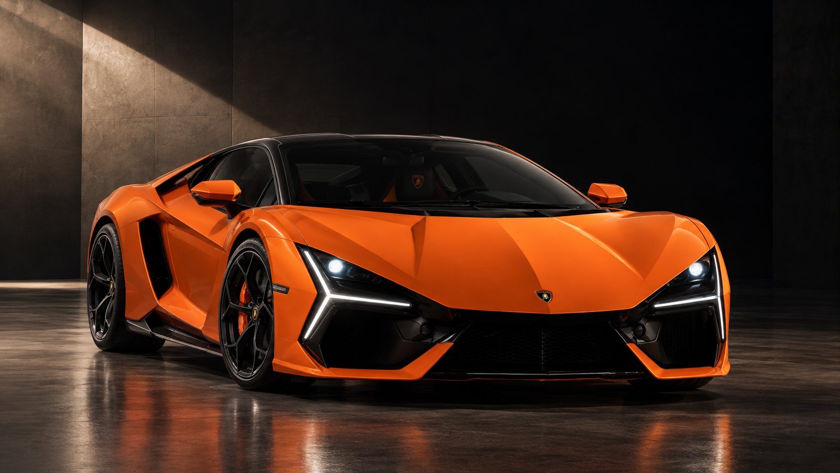 Lamborghini Revuelto naranja, tres cuartos frontal, en estudio oscuro